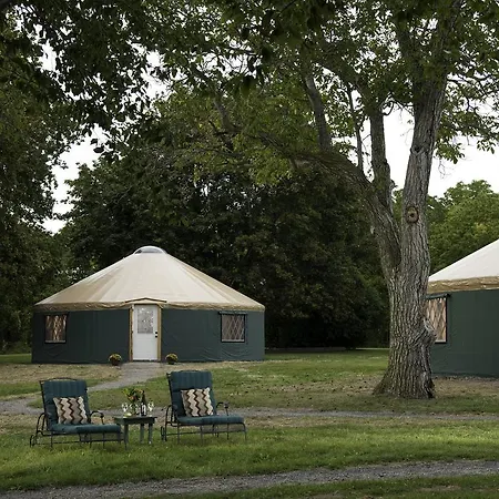 Yale Manor B&B & Yurt Glamping Exterior foto